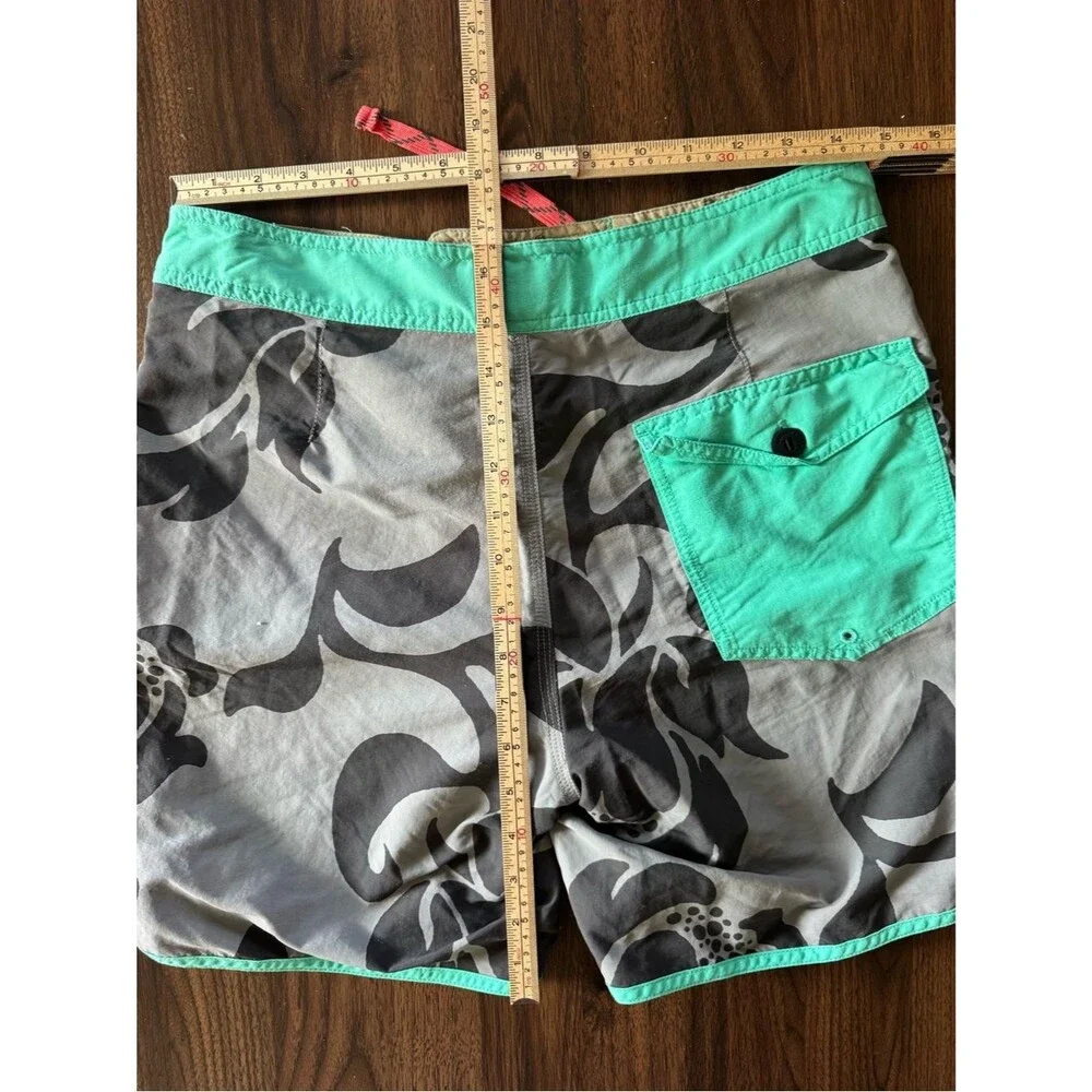 Patagonia Floral Wavefarer Board Shorts Size 30